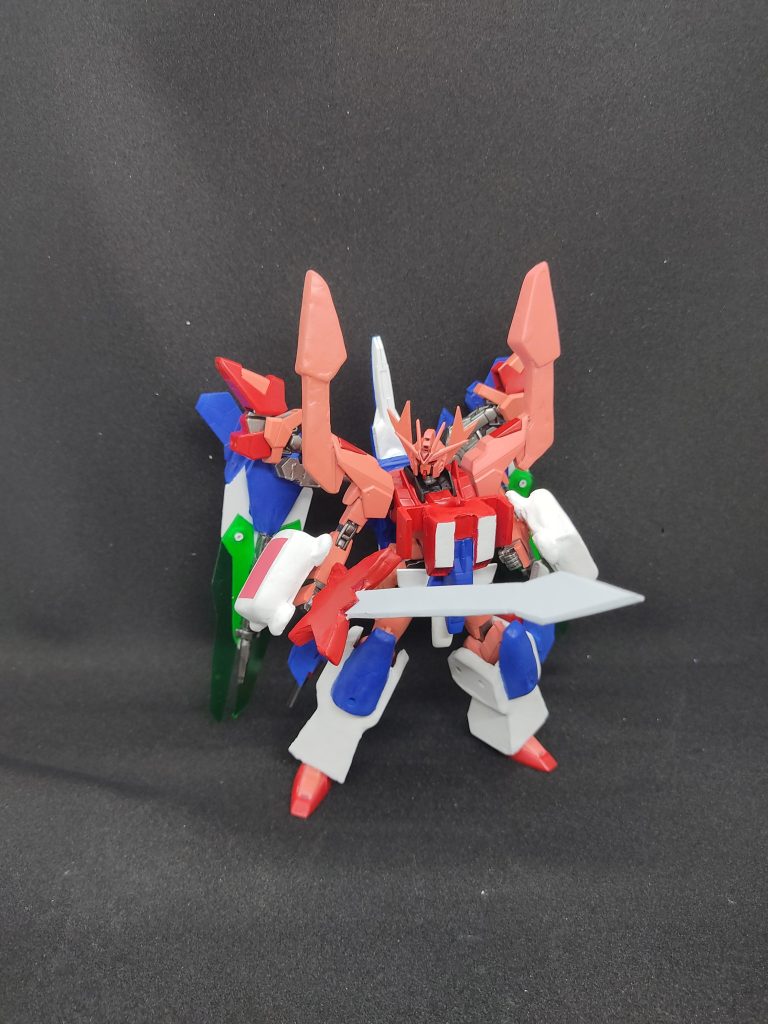 使用したパーツは、ダブルオーライザーやビルドブースター、その他保管しているパーツを再利用しました。手に持っている剣は、主武装EXブレードです。