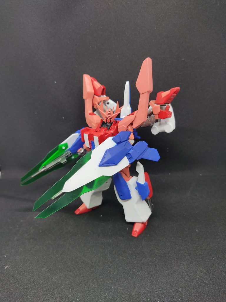 バインダーは腕に装備して、武器にもできます。