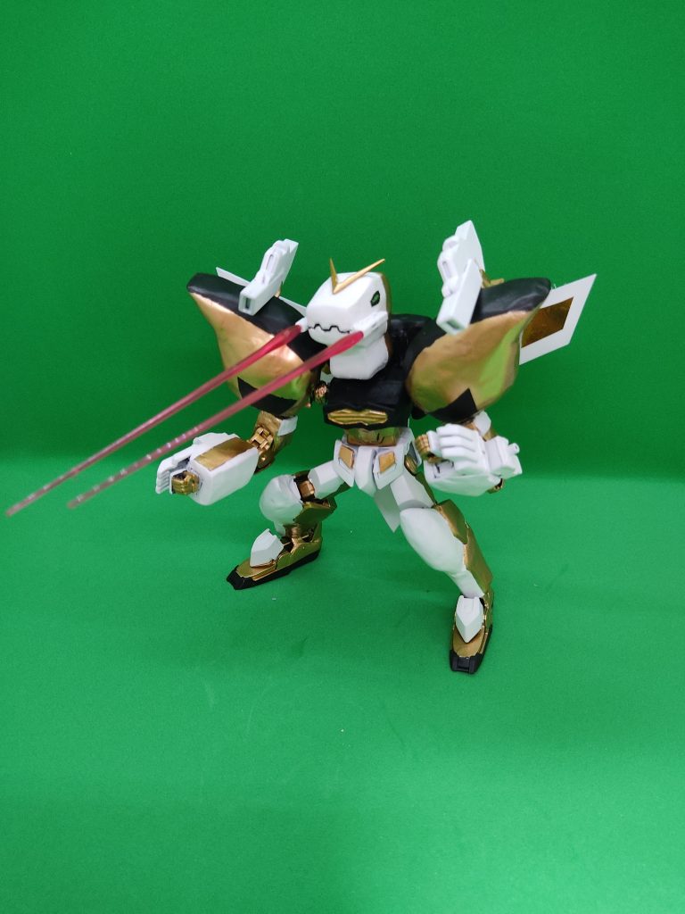 戦闘スタイルは主に両腕のクローの格闘戦です。口部のビームサーベルはバクゥをイメージ。