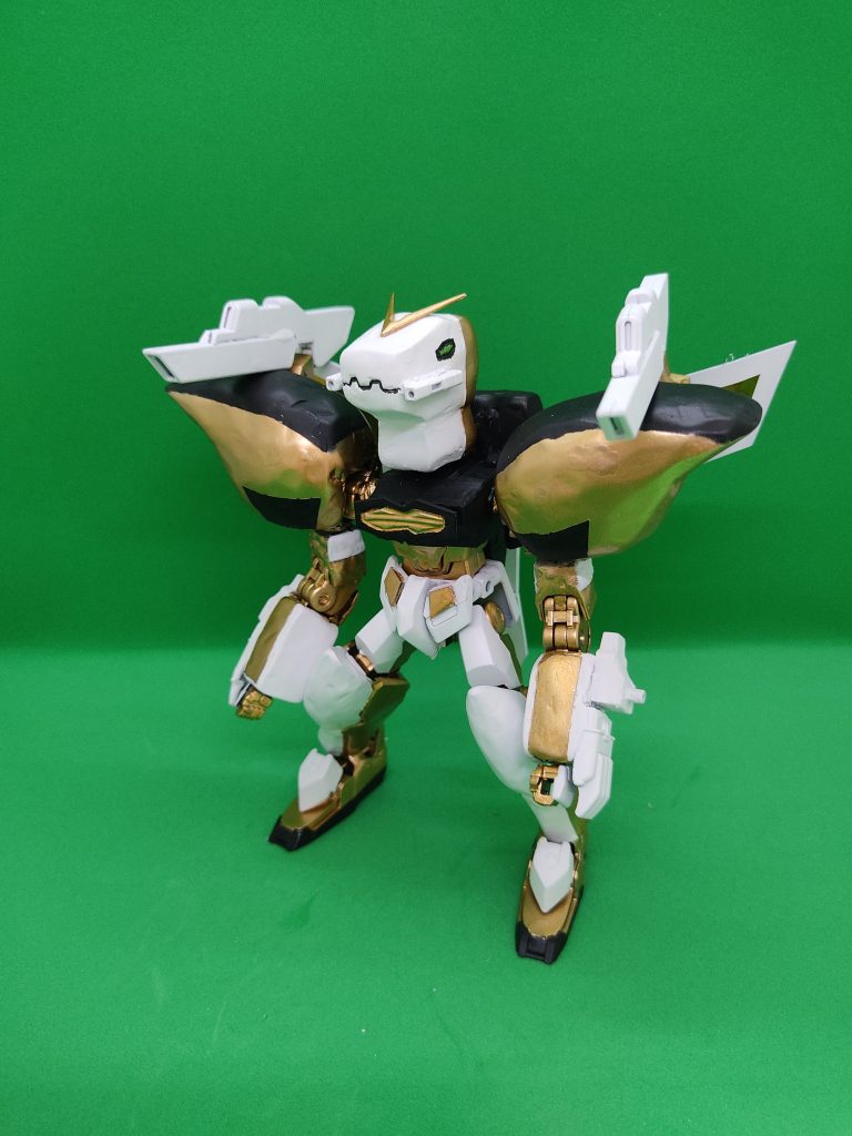 ガンダムアストレイパワードレッドをモチーフに、カラーリングはゴールドフレームをイメージしました。