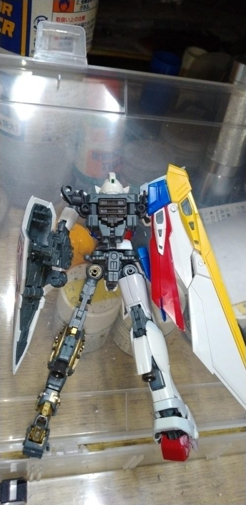 スジ彫りを軽く掘ってウイングを仮組立