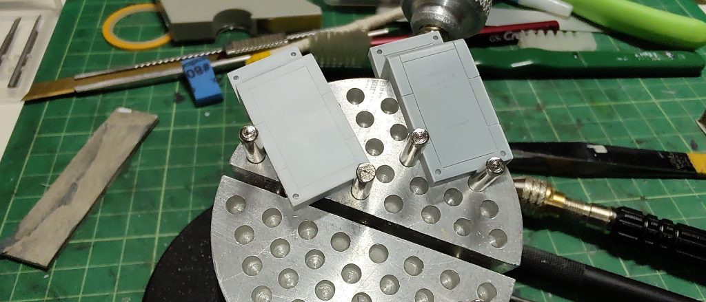 シールドはキットのままだと薄いのでプラバンを貼って厚みを増しています。スジボリも入れましたが直線だけでなく複雑な斜め模様の線も入れていきたいです。