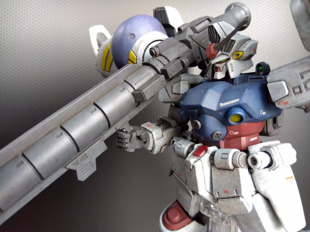 胸の三角部分は成型のままだとおかしかったので、いったん削り三角を自作して貼りました。