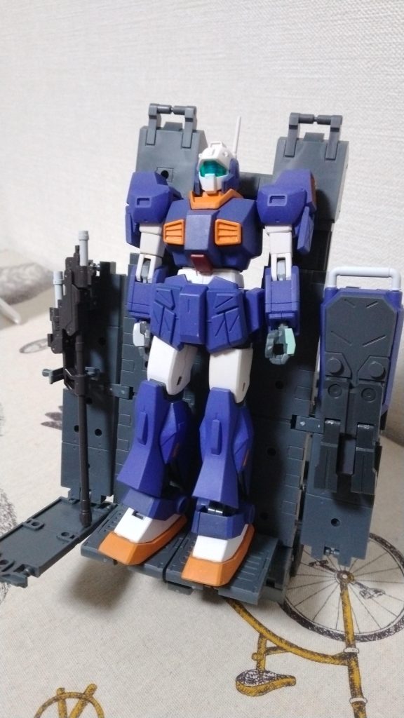 改造点はフロントアーマーをジムストのもの、肩外側にもジムストの装甲を追加した程度。マンガは白黒ながら配色はエゥーゴ仕様に近い配色に見えましたが、従来のネメシス隊各配属機を参考にそれらしく。グラップルシールドはビルダーズパーツの連邦ウエポンセットのものです。