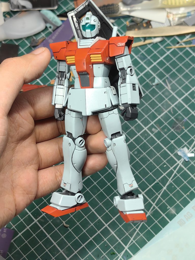 上色メインカラーは灰緑色白です赤が選んだオレンジの色調は、コントラストから引き離すことができます