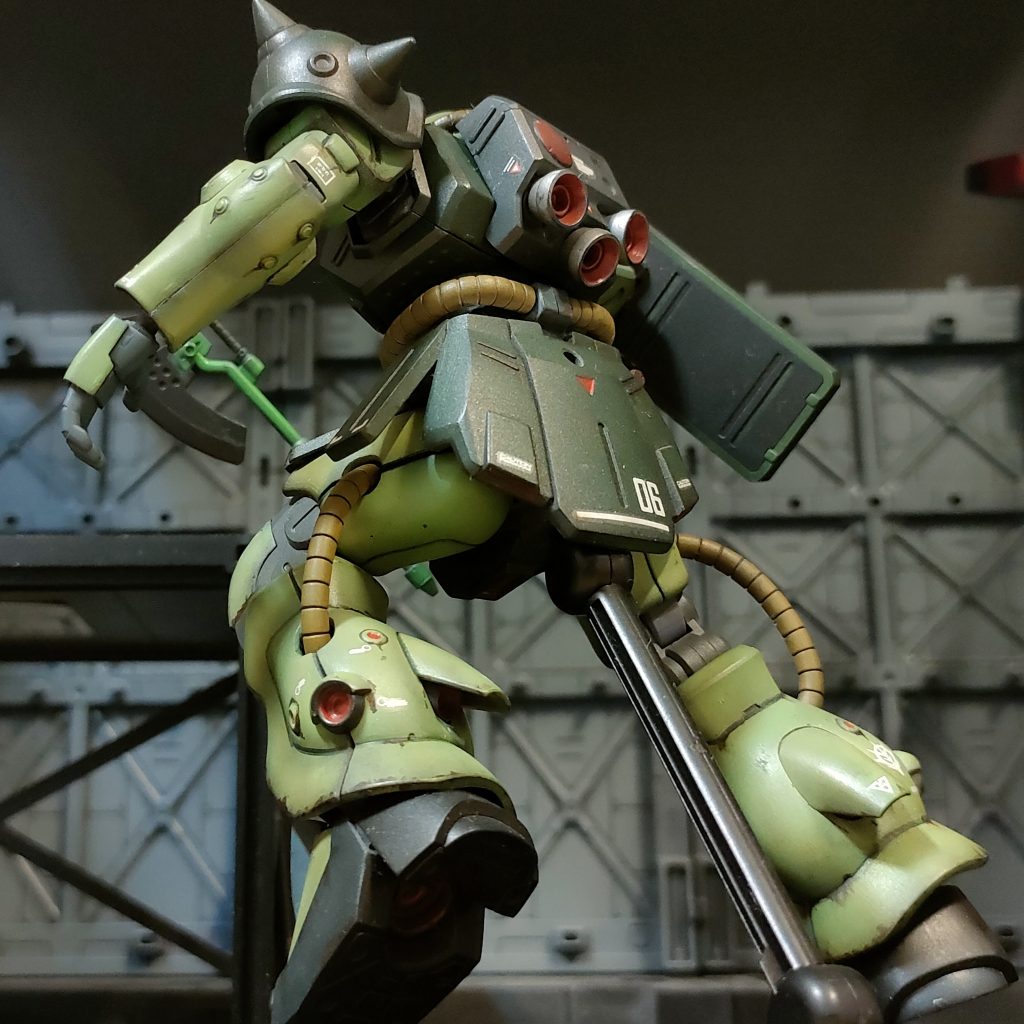 ウェザリングも完了しての… バックショット。ザクには後ろ姿が似合う。 合わせ目はほとんど段落ち処理で済ませてます。