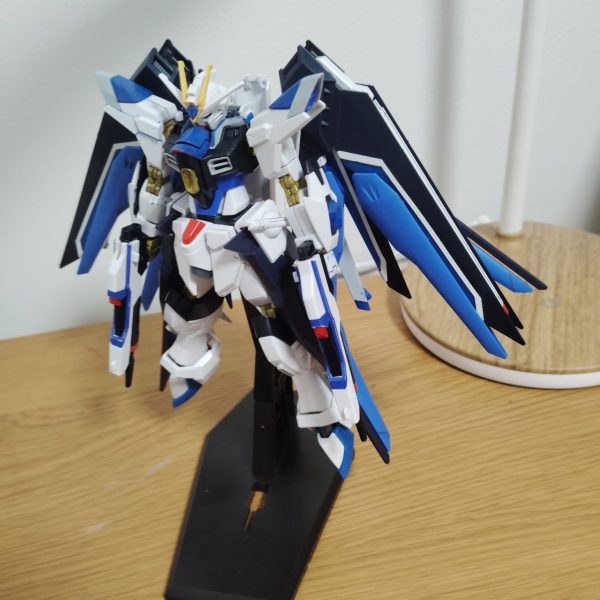 オリジナルのパーフェクトストライクフリーダムガンダムを制作しています。が、途中でライフリのバックパックのパーツが壊れましたので制作の更新が止まっています…。