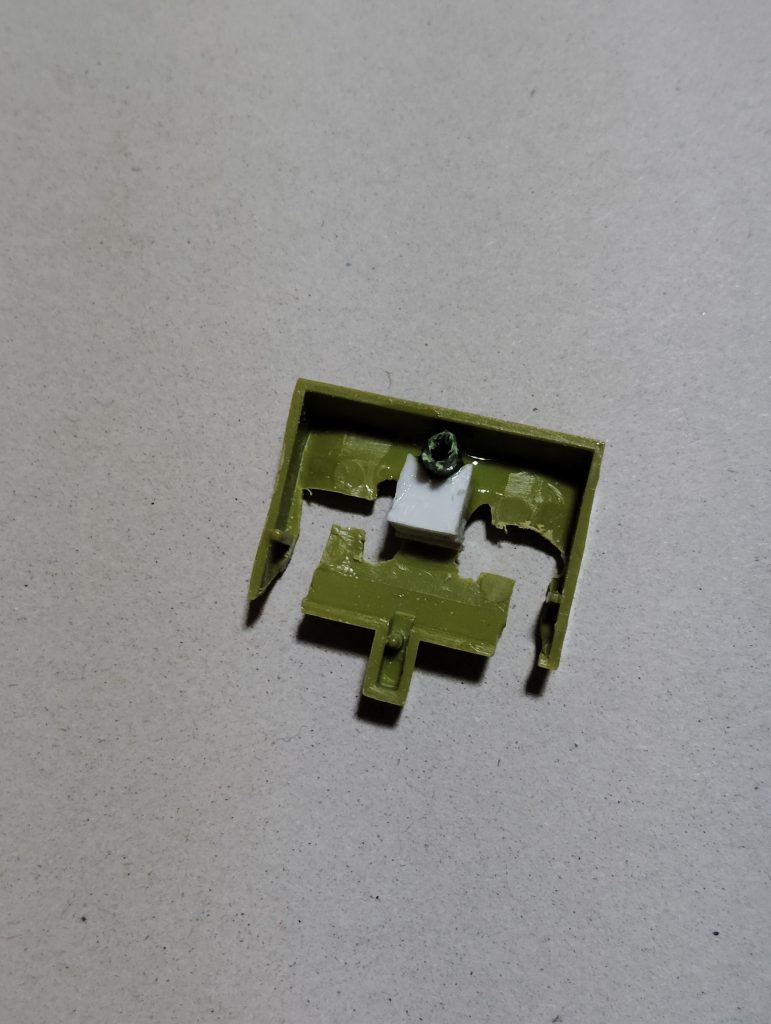 機雷散布用バックパックの加工です。 HGUC版ザクの背部に取り付けるため、動力パイプの通る穴(というか溝)を開け、接続、固定用にジャンクパーツにあった旧HG 08小隊版のザクからピンを差し込むダボ穴パーツをバックパック上部に移植しました。 それだけでは不安定だったので、プラ板の積層で補強してあります。