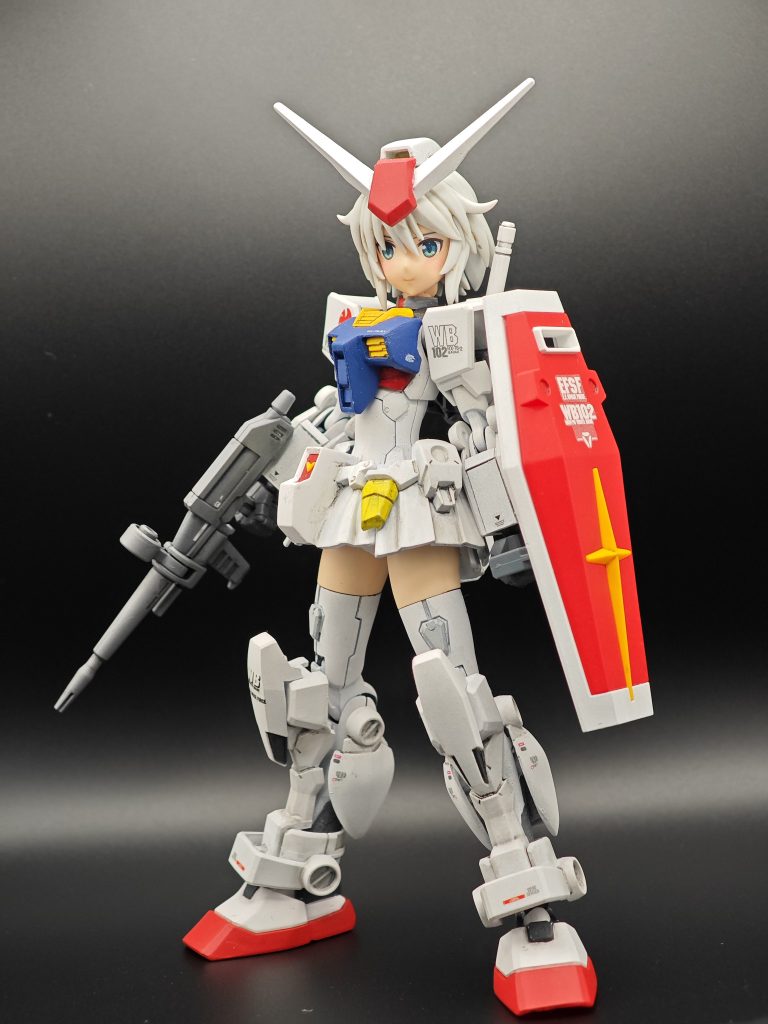 キットは最近発売した方じゃなく初代30MSリシェッタにEGやらBB戦士のRX-78-2ガンダムのパーツを切ったり貼ったりして作っています。スカートや脚のパーツは30MSのオプションボディタイプMD01から流用。このパーツ、30MS最初期に発売されたもので絶対売れないだろうと舐めてたらいつの間にか店頭から姿を消した上に、かの悪名高いガールガン何とかとのコラボ商品だったため30MS関連で唯一再販なかったといういわく付きの製品なのですよね…。最近になってようやく成型色違いのものが再販売されたので制作に着手、このリシェッタ+ガンダムにスカートとか使ったらそれっぽくなりそうと思いついてから実に3年越しくらいの悲願達成だったりします(笑)