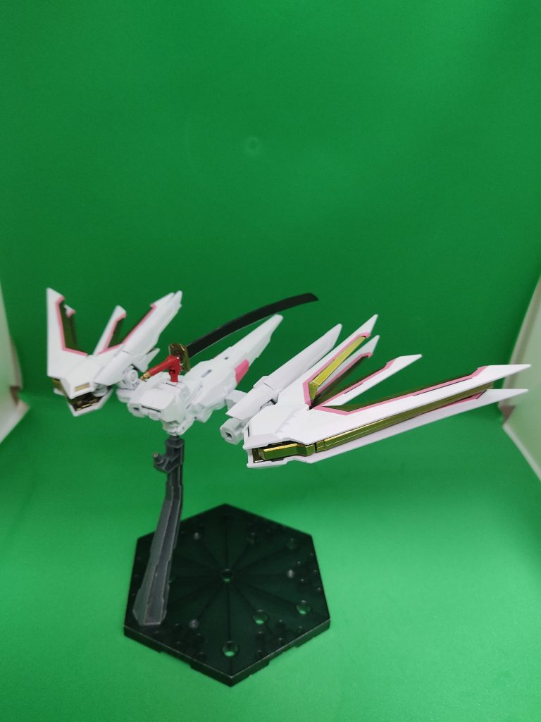 モチーフは言うまでもなく、SEED FREEDOMに登場した装備、プラウドディフェンダーです。 