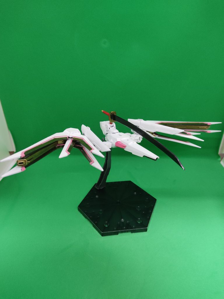 ウイングバインダーはHGライジングフリーダム、スタビライザーはHGリゼルのシールドを使用しました。