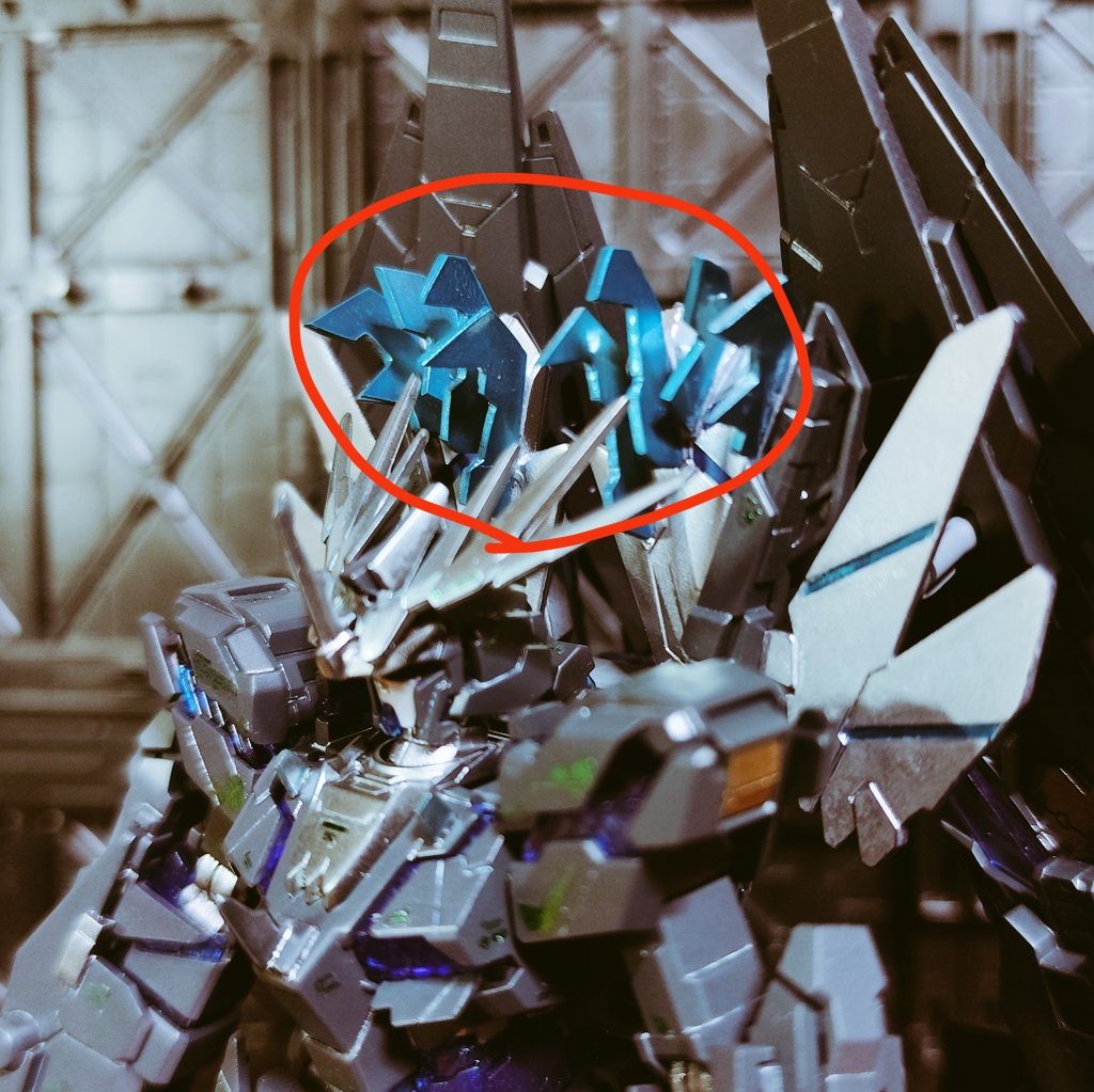 基本的には色変更だけですが、ここのサイコフレームのプレートみたいなところが攻撃的なフォルムだと恰好いいんじゃなかろうかと思って全部切り飛ばし、プラ板で作ってみました。気に入ってる気もするし、余計なことしなきゃよかったという気もしています。どうでしょうか。