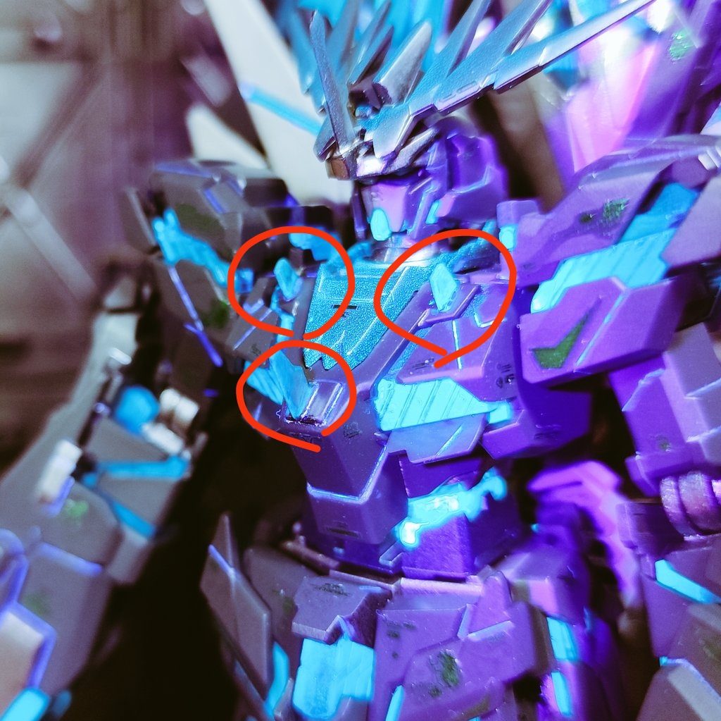 あとはここにサイコフレームのフィンみたいなものを付けてみました。胸部にフィン、あった方が格好いい派なので。