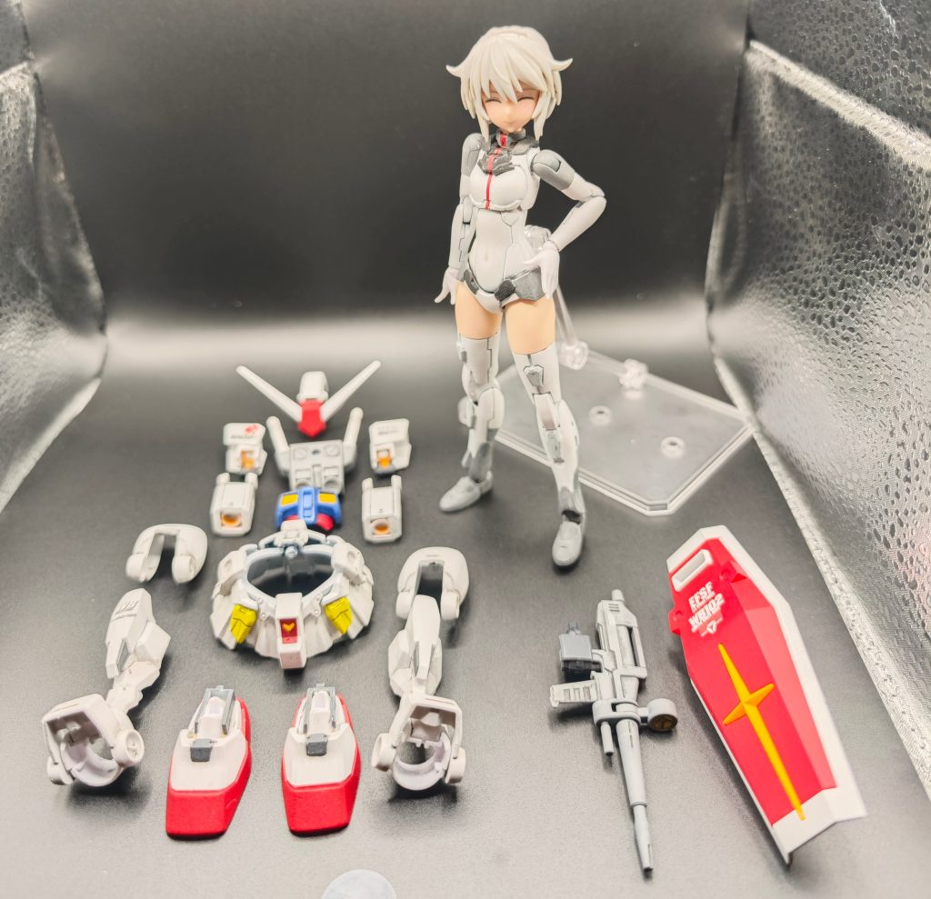 30MSの良いところとして色々なパーツの組み換え出来る所があると思うので今回のガンダムパーツも全部アーマー風に処理して取り外し出来るようにしました。素体なリシェッタはガンダム時に違和感無いレベルでアムロのノーマルスーツ風に見えるようにしています。