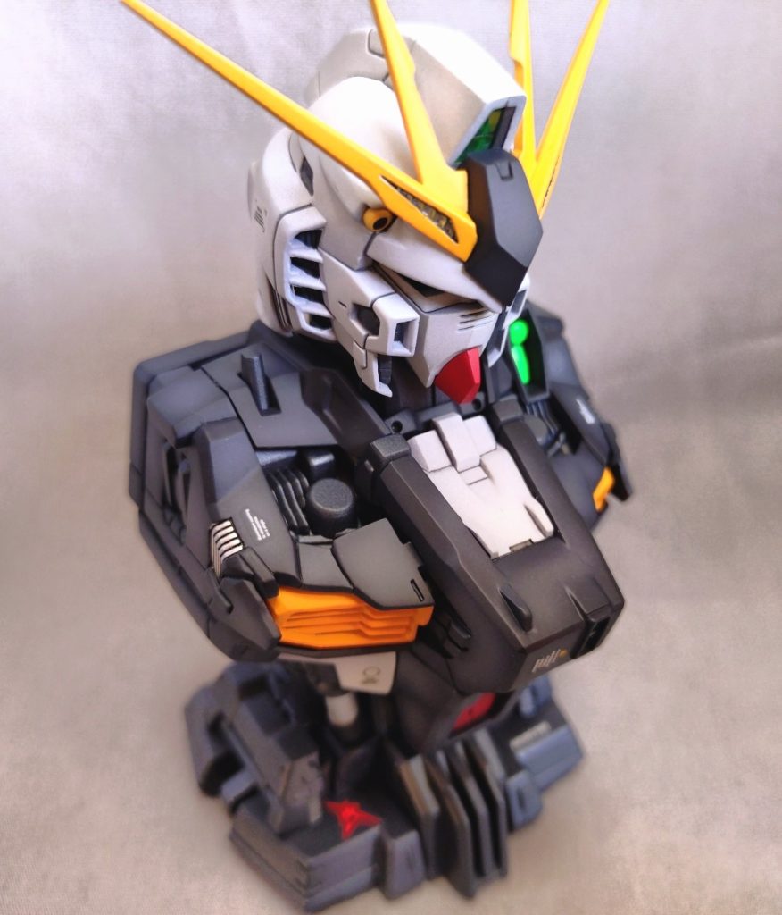 画像だと白トビしていますがトサカの合わせ目は処理してません。段取り考えてただけで吐きそうになりました。サザビーと同じくパーツの精度も表面もひどいものだったので、メカニカルバストは二度と作らないと固く誓った次第です。ご覧いただきありがとうございました。