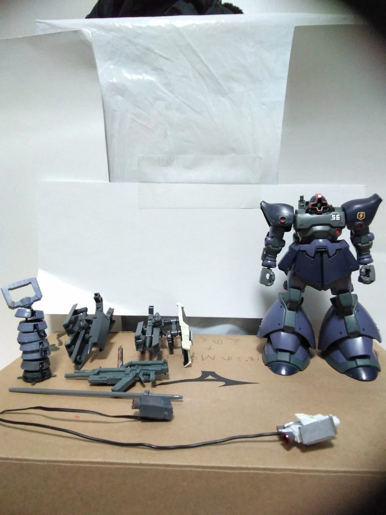 一個目と同じになってしまうのですが、武装紹介です。手前から、有線式サイコミュ(エセファンネル)次も同じくエセファンネル、その奥がビームライフル、その奥がサンダーボルトでも出た何かスゲーやつ(盾とかついてるやつ。誰が名前教えて)そしてチェーンマインとヒートサーベルです