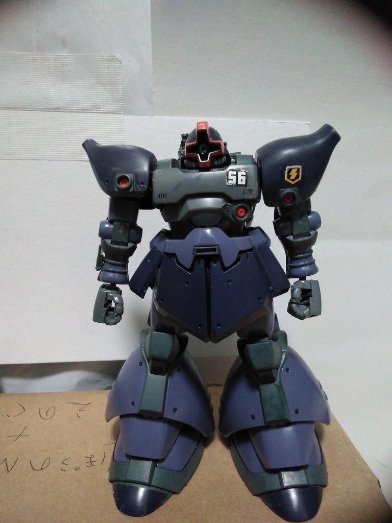 機体自体はそこまで変えていないのですが、ペン塗りで間接、足のボコッとなっている所にザクグレーをペン塗りし、墨入れしたら完成となります。またランドセルには有線式サイコミュ(試験搭載)を搭載し、機体は終わりとなります。