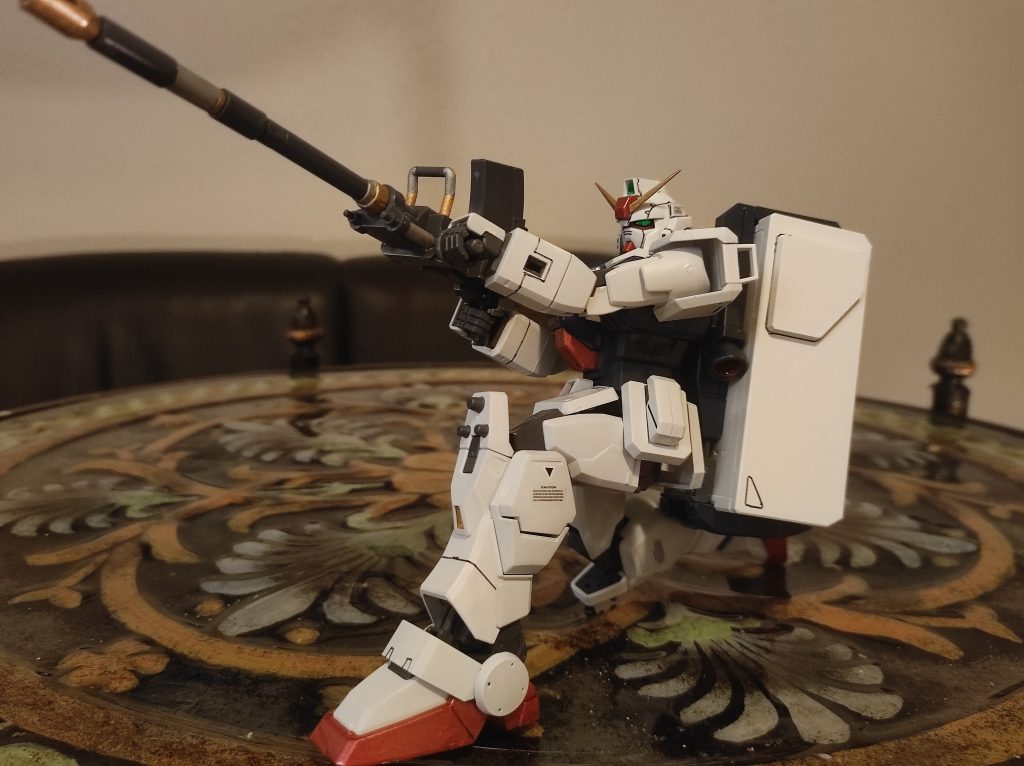 第08MS小隊と言ったら、やはり’輝き撃ち’の印象が強いですね。自分の技量が不足していることで、アニメのように180mmキャノンを盾の上で砲撃するのを再現することができません。できるのは膝立ちくらいだけです。