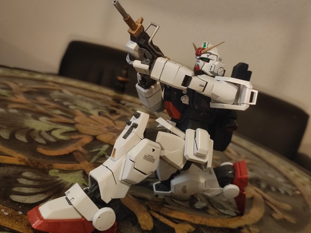 第4話[頭上の悪魔]より、小隊の活躍でジオン軍のMA 'アプサラス'が撤退しました。