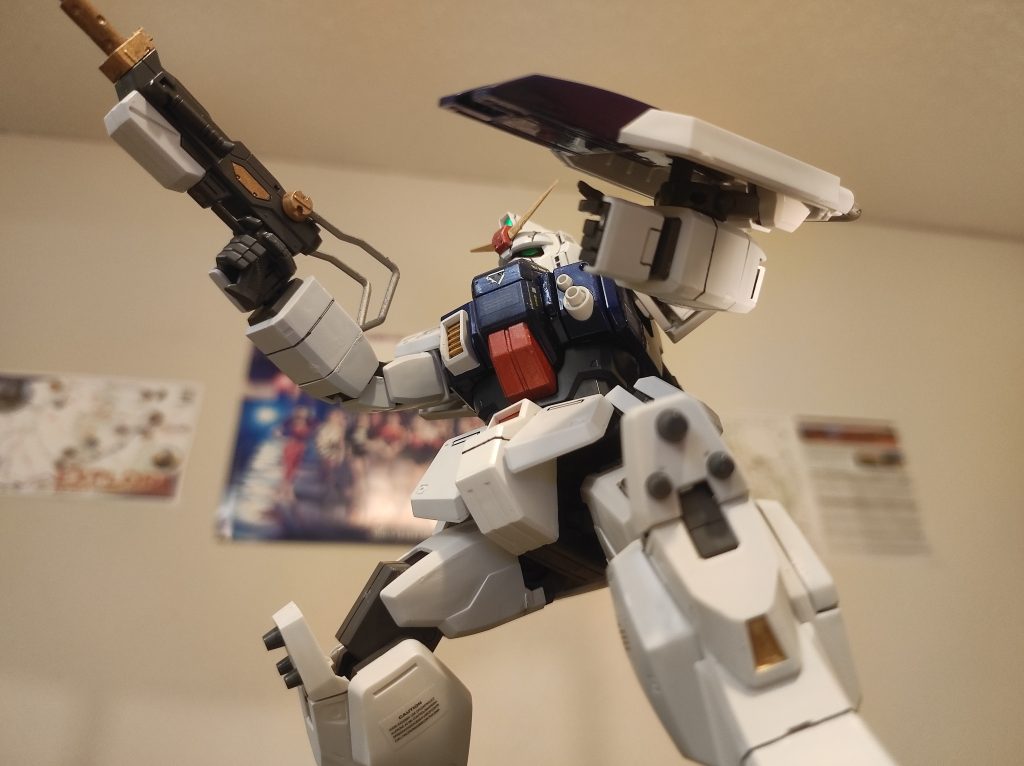 陸戦型ガンダムの射撃による耳をカバーしている地上の兵士を思わせます。