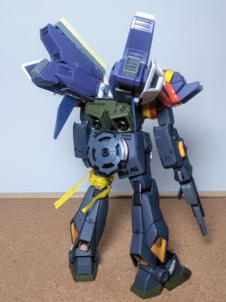 『明日が見えない・・・まるで私ミタイナ子・・・』 『RX-78 NT ガンダム NT-35 フッケバイン』『オーガスタ研究所』より譲渡されたニュータイプ適性が有るパイロット専用に開発された機体。両眼から額部にかけて「35」の文字を形どったゴーグルに覆われており、これにはデータ取得用のデバイスが組み込まれている。その名の通り『NT-系列』の新型機である筈だが、各部は応急処置用のパッチアーマーや柔軟・耐久性に優れたADテープで補強されており、明らかに未完成体である謎の機体。2種類の動力源を搭載している様だが、現時点では主機は封印状態。補機である一般的な機体に搭載されているジェネレーターと同型のモノを起動させている不完全な状態で運用されている。