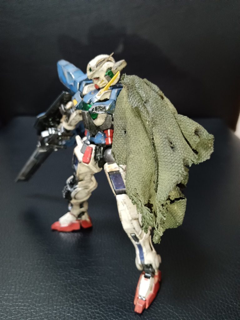 破損した左腕を隠しているマントは一番のお気に入りです★100均で布買ってきて作成しました。カーキグリーン塗って作るのは良いのですが、布独自のシワや折り目をつけて固定するのは難しいですね、、、薄め木工用ボンドで固めました