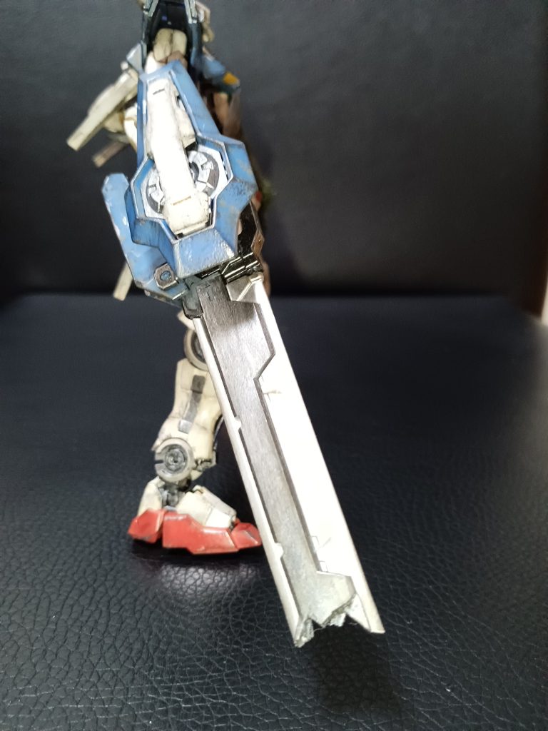 この中途半端に折れたGNソードも萌えポイントですw