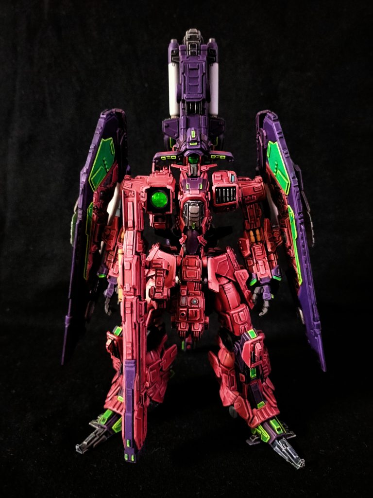 機体はキットを8割使って、全身にわたりプラ版スクラッチ、ジャンクパーツ加工で手を加えました。ホントはアーマードコア風味を色濃く打ち出したかったんですが、発想力と技術力が乏しく、それは叶わず…😭