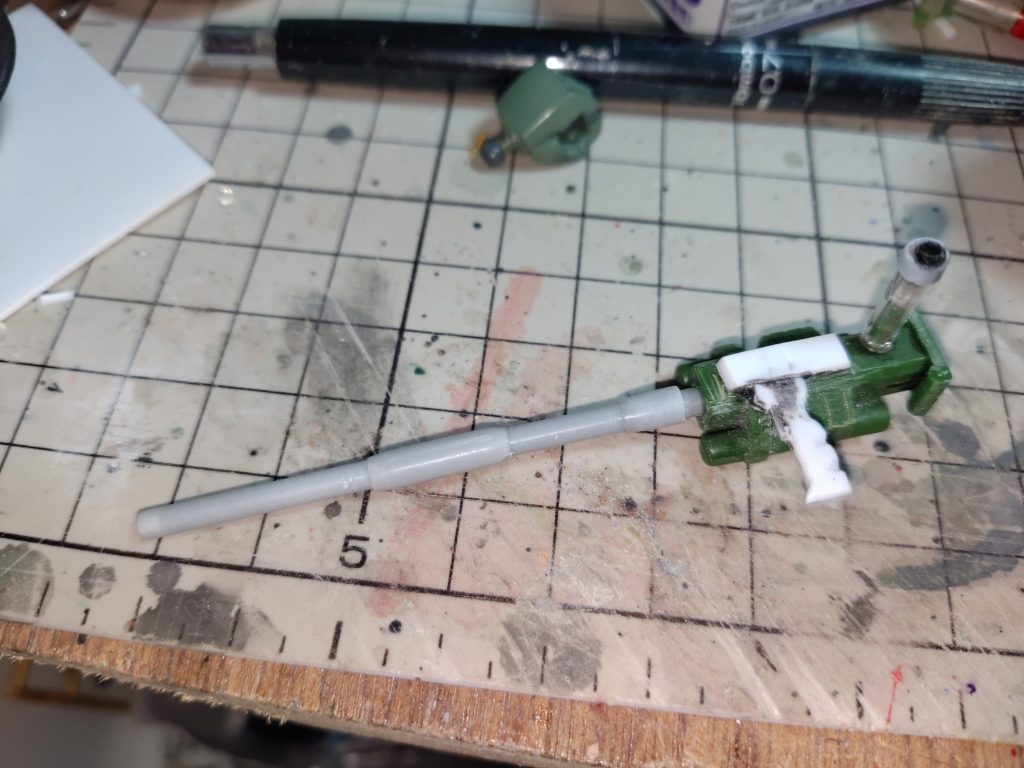 トップ砲制作中砲身をプラパイプにて制作