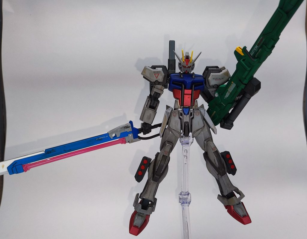 ストライク本体は基本以前塗装したときのままですが、・ツインアイをGXメタルイエロー→ラピーテープ金+オーロラグリーンシール+UVレジンへ変更・頭部センサー部にラピー青+オーロラグリーン+UVレジンを追加·脛にミサイル取り付け用の3mm穴あけ・黄色アンテナをミスって折ったため接着後キアライエローで塗り直しをしました。