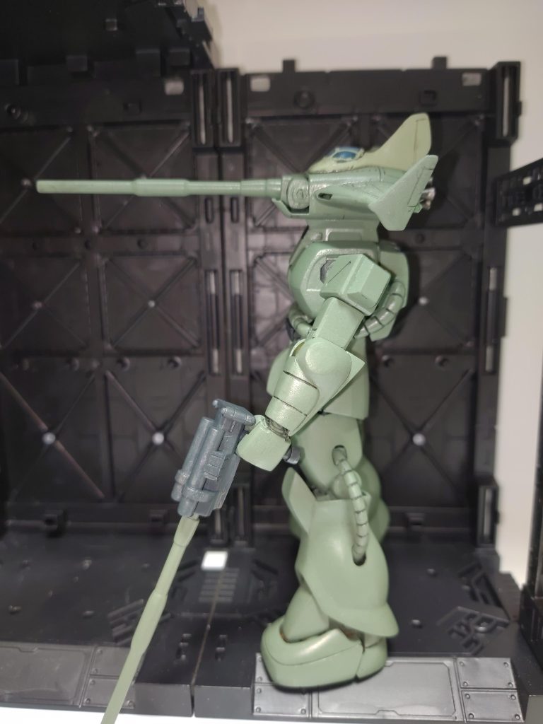 側面塗装はザクの胴体カラーほぼ一色いつもの筆塗りつや消しスプレー仕上げザクタンクを作ると余るトップを合体!皆さん一度は考えますよね?