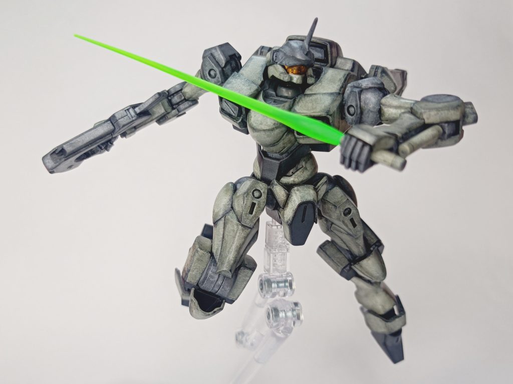 両腕に武器を持たせて。