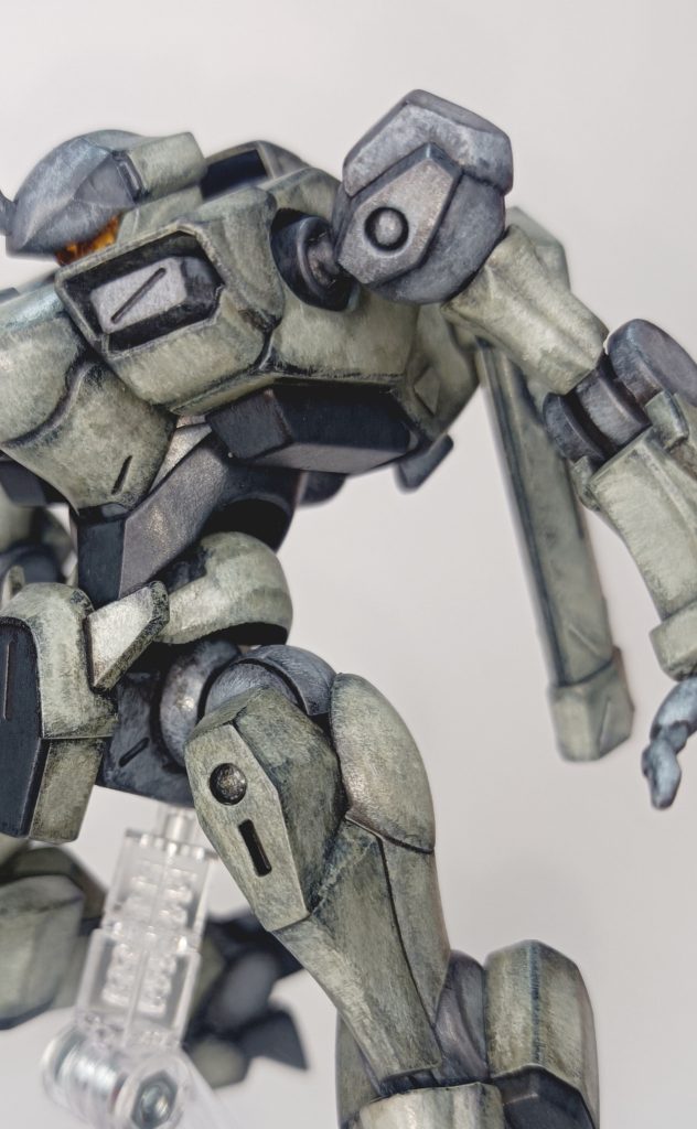 本体に手を加えたのは両肩両腿の穴埋めと銃身の合わせ目消しのみ。平手はガンダムファラクトから拝借しました。この穴はザウォートヘヴィ用追加パーツの接続穴ですが、切り出して削ったランナーを埋めてあります。