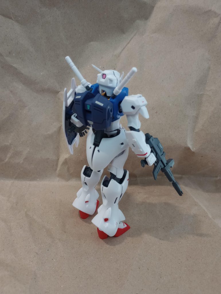 女性的シルエットが特徴的な機体で、リアアーマーもスカートのようなデザインになってます。