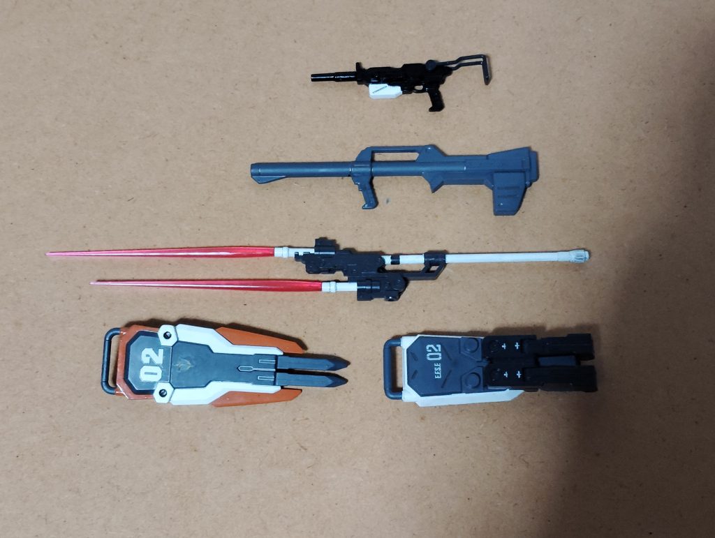 武装一式です。 上から順番に・100mmマシンガン・ハイパー・バズーカ後期型・ツイン・ビーム・スピア・スパイクシールド&グラップルシールド100mmマシンガン、ツイン・ビーム・スピア、スパイクシールドはキットに付属する武装、ハイパー・バズーカ後期型はジム改に付属する武装です。 グラップルシールドは、システムウェポンのモノを塗装しました。