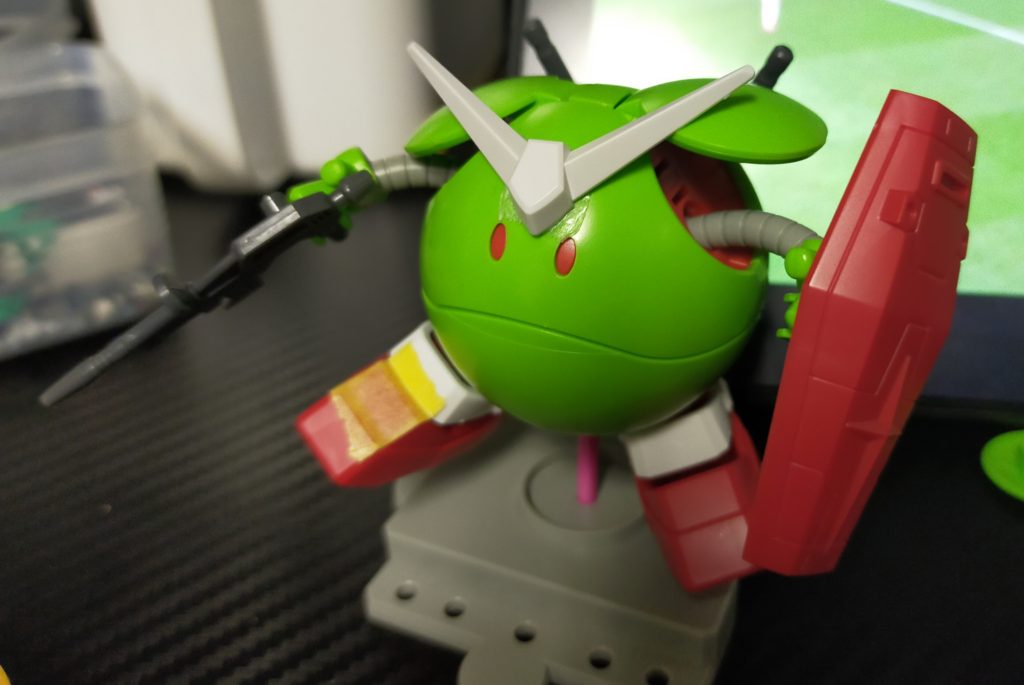 塗装前です。EXSDガンダムはパーツ分割等での塗り分けがほとんど無かったため、マスキングして塗り分けました。今後もハロとSD系を組み合わせて色々作ってみたいなと思います!