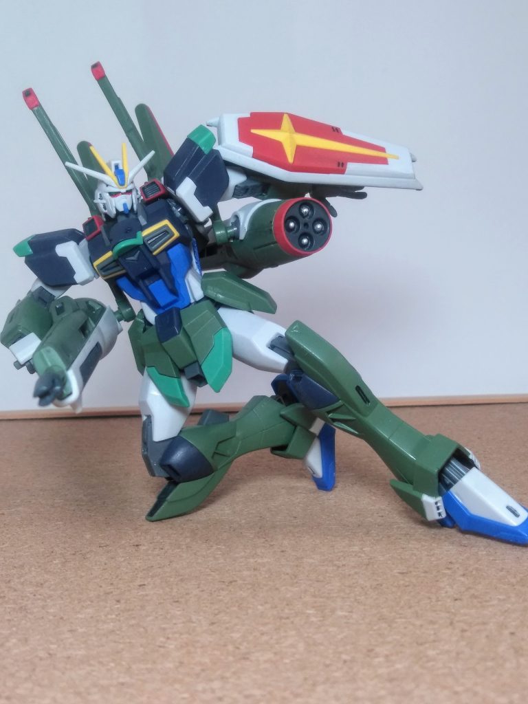 そんなビーム砲の尻部にはミサイル発射機関が 🧐『GMF39 4連装ミサイルランチャー』は『AGM141 ファイヤーフライ 誘導ミサイル』の発射管が2門の砲身に4つずつ、計8つ備えられているのです 😚👍