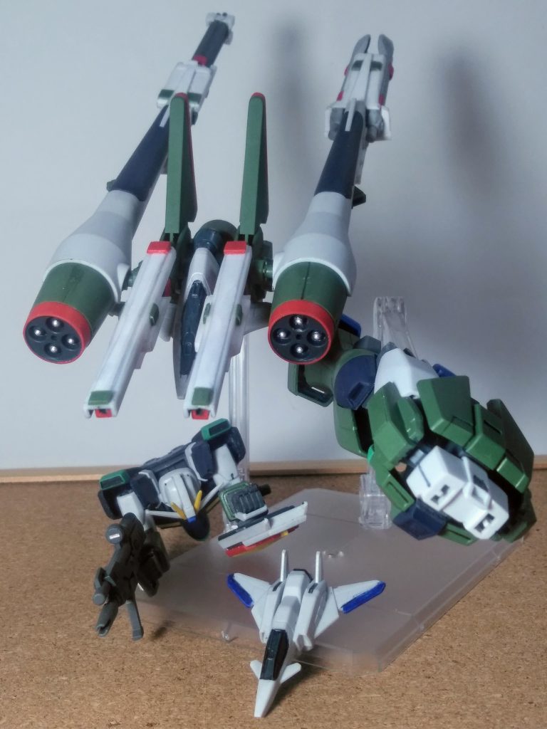 それでは今回の蛇足作業🐍👣を実行です 🤗💕例によってパーツ供養を兼ねながら、プラ材、ランナータグで「「「ソレッポイナニカ」」」をコサエテみました 😏フフン