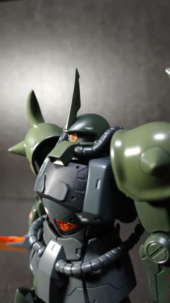 REVIVE版グフはアニメに近い顔になっているので圧が強く感じます(zaku-kao4)アンテナ部分は突先をプラバンにて加工して少しシャープな感じに変えました。