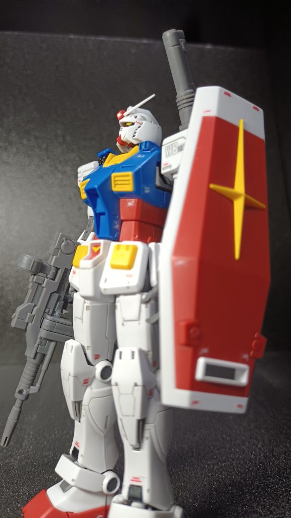 今回も最後までご覧いただき有難うございましたヾ(*´∀`*)ノ今回はほぼほぼキット内容の物だけで仕上げましたが、バンダイさんの設計や金型技術は日進月歩という事を改めて思い知らされるガンプラだな~と感じた作業でした(zaku-kao2)次回はグフの僚機、ザクを2機製作を行って行こうと思います。