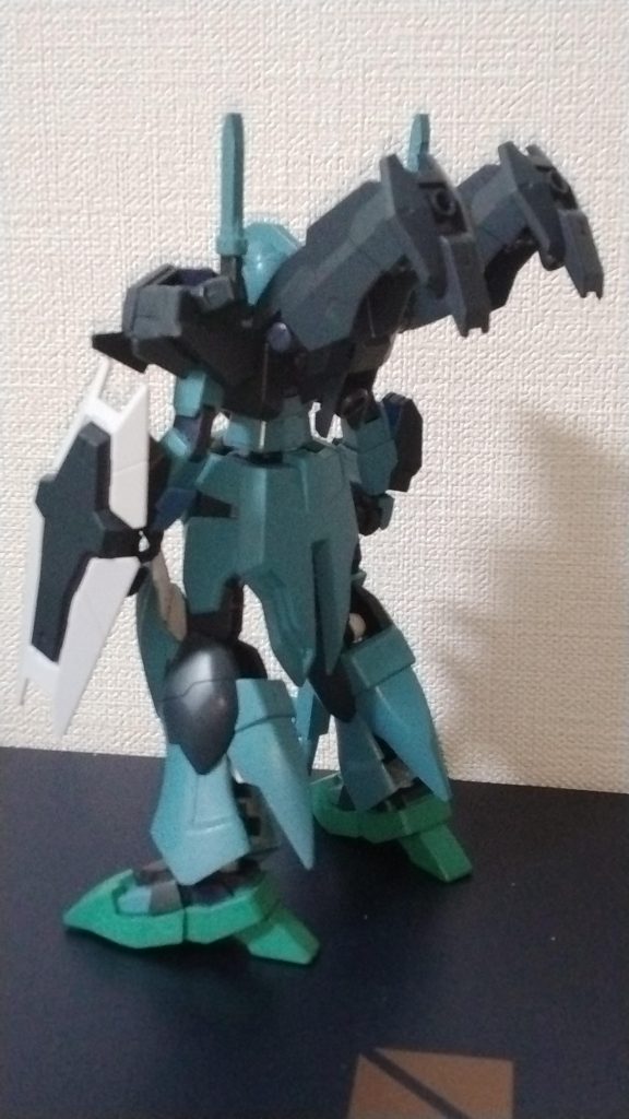 リアビュー。ジュピターヴのバックパック(ビット)をインコムユニットに見立てています。ここらへんは無改造なので流用元同様にビットや格闘武装として使える想定。ところで、後ろから見るとGP01fbやライトニングガンダムのブースターポッドみたいですね。