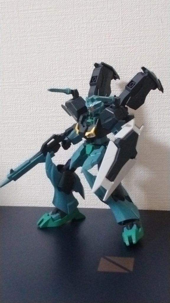 こだわりポイント(?)はビームキャノンの前方への展開。バックパックにビームキャノンを持つ原典機と接続方法は異なりますが、シルエットは大分寄せられたと思います。ユーラヴェンの肩を使ったのはこれがやりたかったから。サーベルホルダーはアースリィ(コアガンダム)のものをそのまま使用しています。肩もサーベルホルダー側も3mmφなので、ランナーの切れ端をジョイントにして接続しています。肩のビームサーベルホルダーはアースリー(コアガンダム)のものをそのまま使用しています。肩との接続は両方雌ですが、ともに3mmφなので3mmのランナーでごくお手軽に接続しています。Previous