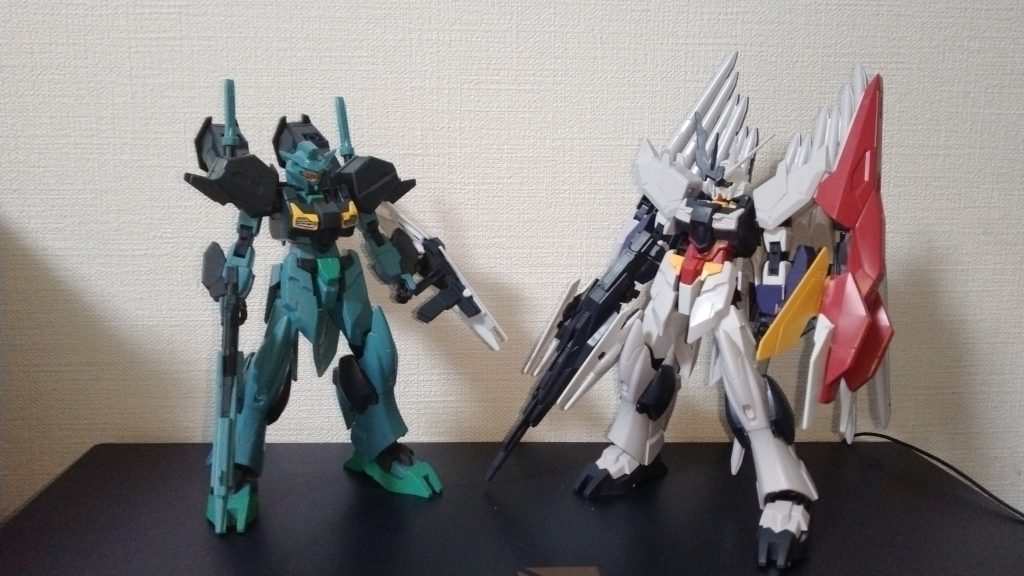 白い部分を連邦量産機にありがちなくすんだ寒色にするだけでイメージだいぶ変わりますね。因みに基本色のブルーはシャロウオーシャンブルー…航空自衛隊洋上迷彩色の薄い方のブルーです。 右はING:2…再作成機という設定で作業中のもの。構想自体はほぼ同時に固まってるのでまた近いうちに。