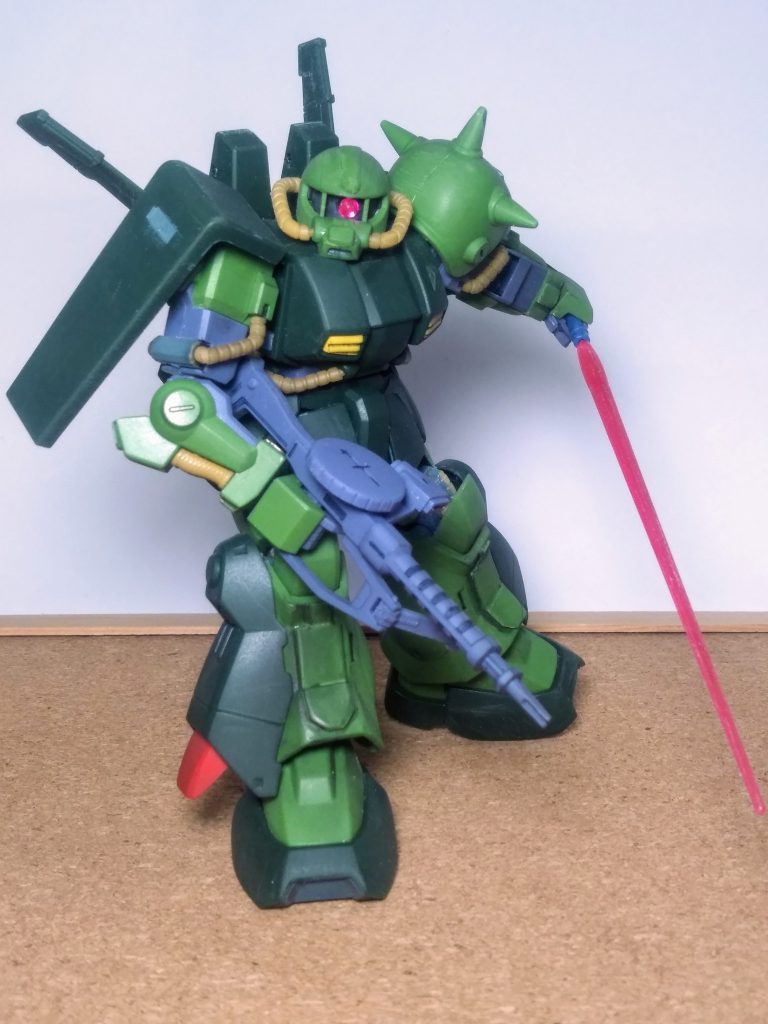 『ハイザック』って一応ビームサーベルも使えます 😆👍インショウ,ウスイケドなのでヤッテみました 🤔 あっ!いけね!!😖 確か右腕でしかビーム発振が出来ない・・・なんて設定がアッタ様な? 😏ヨク,シランケド