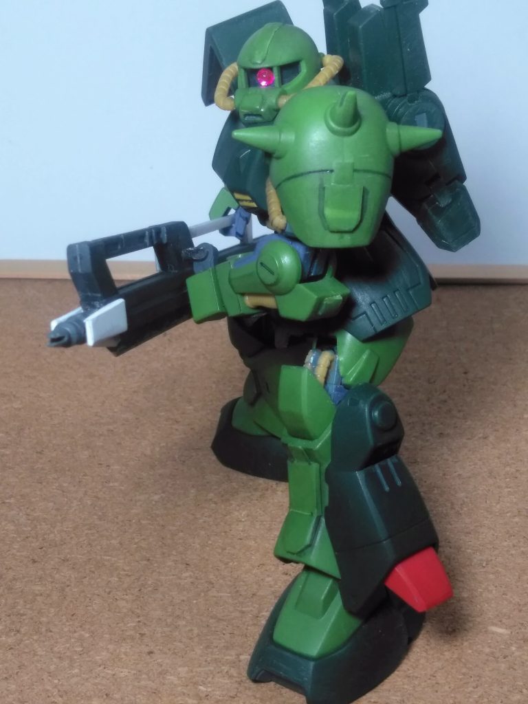 グリップを取り付けて在るので射撃体勢はコンナ感じで 😍💓 ビームが発射可能 と、イウ事にしてオイテ下さい 😊⤴️⤴️