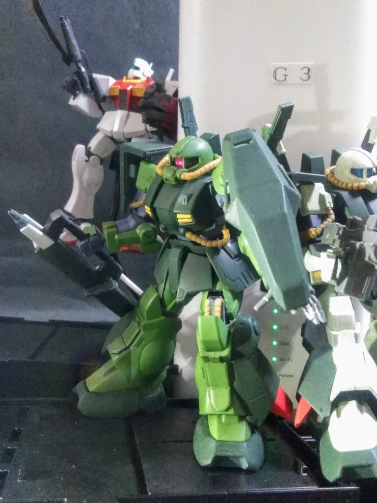 0083 年 12 月 4 日『地球連邦軍』に新たな組織『ティターンズ』が発足されました。その主任務は『ジオン軍の残党掃討』だったのですが・・・やがて彼らは、傲り高ぶり、悪逆を是非ともしない非道な集団へと変わっていきます。0085年 7 月 31 日彼らの暴挙は留まる処を知らず反連邦デモ鎮圧の為に『 G 3 ガス』と呼ばれる毒ガスを『サイド 1 の 30 バンチコロニー』に注入し民間人1500万人を虐殺するのでした。そんな『ティターンズ』の一員『ドク・オマクゾ 大尉』は自分の力をミセツケルが如く作戦を嬉々として遂行します。 と、云うわけで妄想ζ 傲慢の巨人 ver, ζ を、晒してイコうと思います😤今回は『RMS-106 ハイザック』&『ドク・オマクゾ 大尉』をご紹介 ✨😌✨