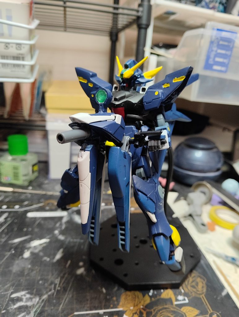 付属のコアブースターは改造して、機首と砲身を差し替えることでBHC( バスター・ハイメガ・キャノン)へと発射形態を取れるようにしました。確か色塗ってる時に、作った色がなくなって急遽調合したのでネイビー色が2種類あったりと、まぁ非常に雑です。でも楽しく作れたのでまぁいいかーと気にせず組み上げた記憶があります。作業が雑ですが、本人が楽しく作れたからいいと思ってます(適当 )