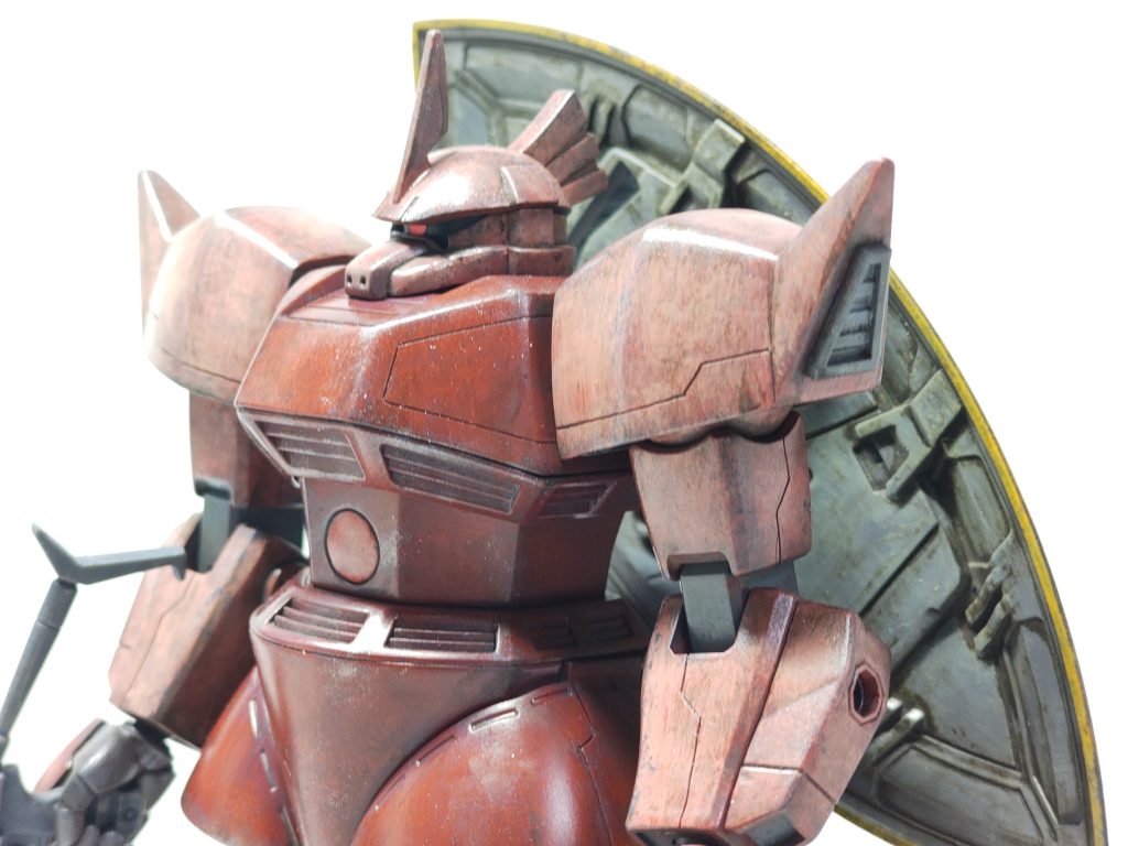 この塗り方するのに、適度にモールドある方が助かるので、何もない面が広すぎないように適度にスジボリ。MGの写真見ながら足しましたが、MGとHGで足の形が違うので線を引く段階で難しかったです。そして、スジボリ完全に理解した。って思ったのですが、太さとか深さとか統一感が...。次はもっと上手くやれます(嘘)