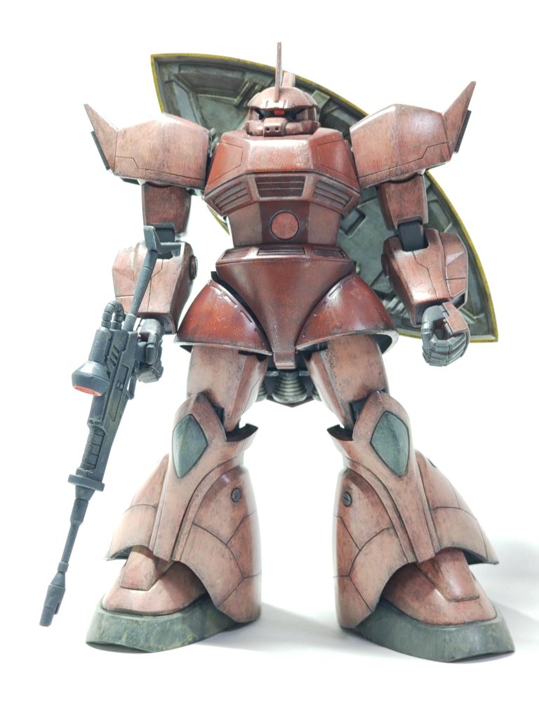 いじった箇所がわかるか謎ですが正面の写真も置いておきます。これら、いじったのも今回の塗り直しの前なので、接着してしまったところはもう諦めて可能な範囲の対応。肩アーマー先のスラスター(?)作成、追加。搭乗ハッチが隠れないように、胸の関節?でタグランナー一枚分延長して、ジョイントは甘噛みでストップ(すぐ抜けます)。腕と肩アーマーを体に寄せるように色々削る。足首ジョイント受ける方を1mm上に上げる肘の内側の○の中に1mm角棒を足す。膝下の両脇にマイナスネジみたいな何かを足す(3mmランナー)。など。肩のスラスターと膝脇のネジはMGの真似です。