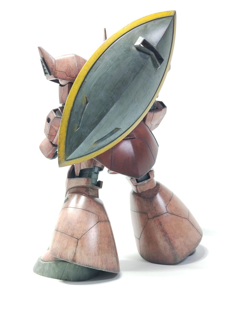 後ろ。ふつうのゲルググにもランドセル欲しいです。盾はのっぺりデカすぎて、ジオンマークの大きいデカール欲しかった。